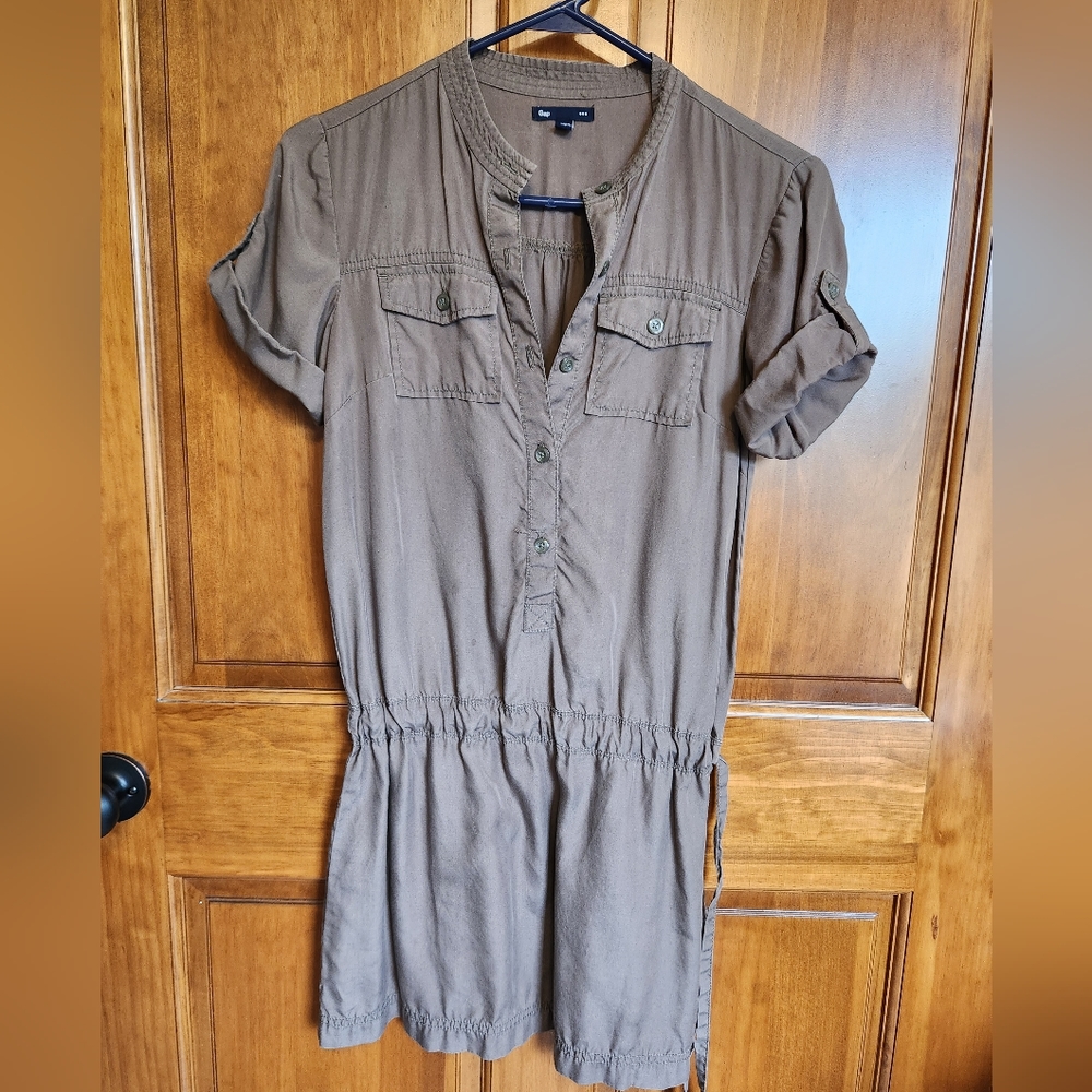 (4 For $20) Gap Womens Taupe Blouse Size XS.  Belted and cuffed sleeves.